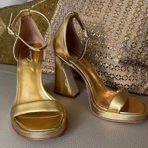 Circus by Sam Edelman Metallic Gold Heels size 6.5. NEVER BEEN WORK. 4" heel.